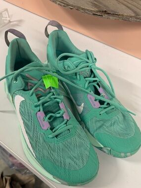 Nike Mens light green/ lilac/ white basketball shoes
